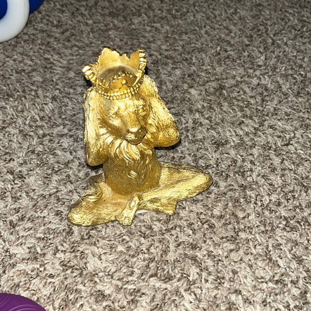LION STATUE
